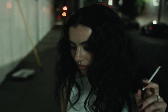 英国制作人A. G. Cook新单Residue官方MV释出