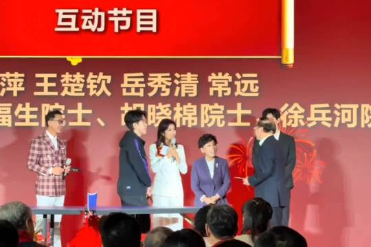 王楚钦持铲挑战院士落败，混双换拍再战邓亚萍