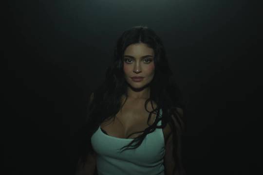 A. G. Cook - Residue 进去是 Charli xcx，出来是Kylie Jenner