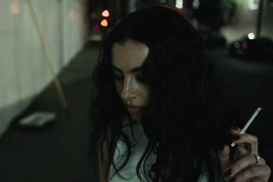 A.G.Cook新MV《Residue》发布，Charli XCX与Kylie Jenner参演