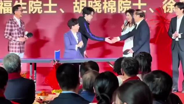 王楚钦与院士趣味乒乓球赛落败，邓亚萍称赞院士球技