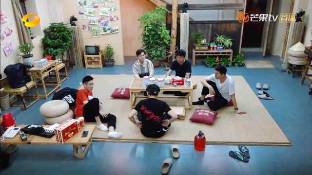 刘宪华抽乌龟太好笑了，黄磊都被他的智商给笑哭了，太不自信了