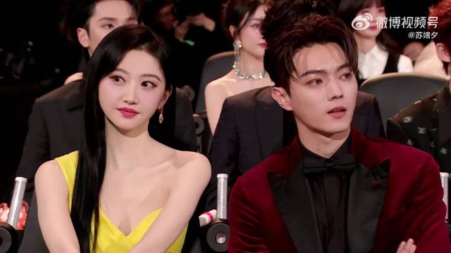 镜头怼脸才发现景甜有多瘦，胳膊又白又细