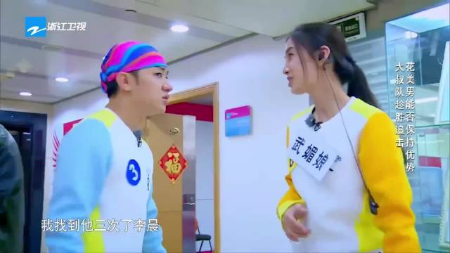 小海绵身高近baby腰际，眉眼神似母亲