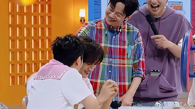 王俊凯很恐怖？丁程鑫看见他都不敢泼水，气的王勉锤小丁！