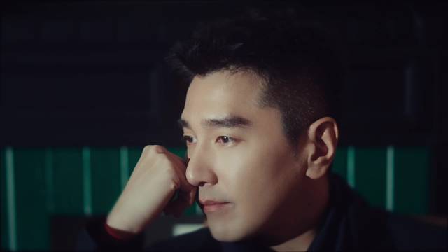 赵又廷登费加罗男士二月刊封面，演绎角色真实呼吸