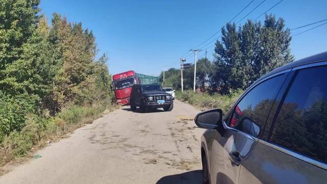 网友分享一辆坦克300拉掉坑里的大货车，这爆发力太牛了啊