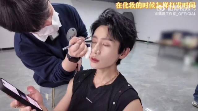 魏晨演唱会花絮曝光，专注神情展现多样魅力