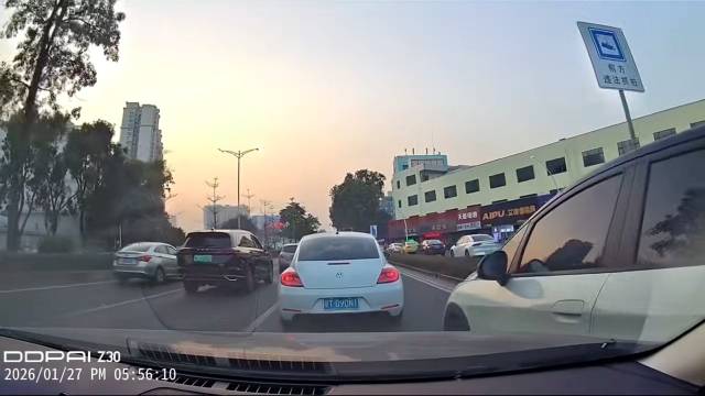 视频车一开始就应该礼让，后面什么事都不会发生