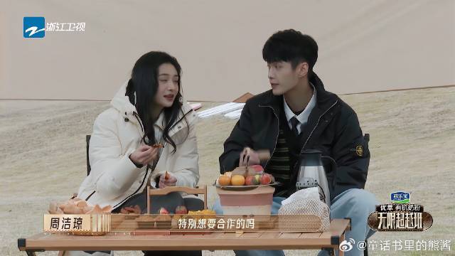 何与直言最初就想跟沈月合作，跟周洁琼约会，但心里却想着沈月