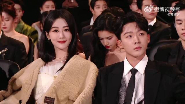 以为张晚意下颌线很绝，下秒镜头转向张若昀，真正棱角分明