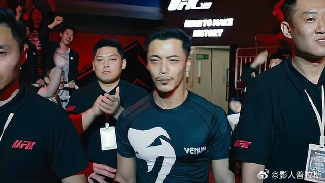 拳王一出场全场沸腾，解说员炸起，艾伦表情亮了