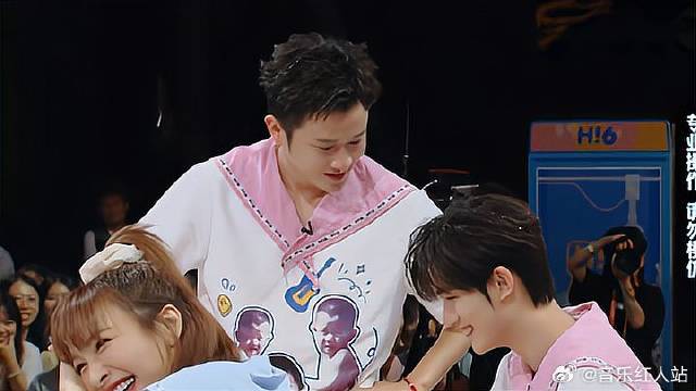 丁程鑫好怂，泼水中王俊凯输没敢泼，队友王勉却狂泼自己！