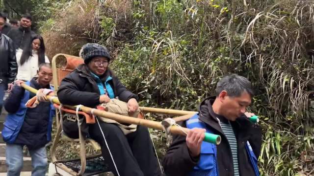 外国游客惊叹武隆天生三桥奇观，自然石桥与古建筑群震撼人心