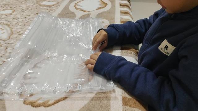 儿子称被蚊子叮因抱妈妈头睡，母亲感动回应