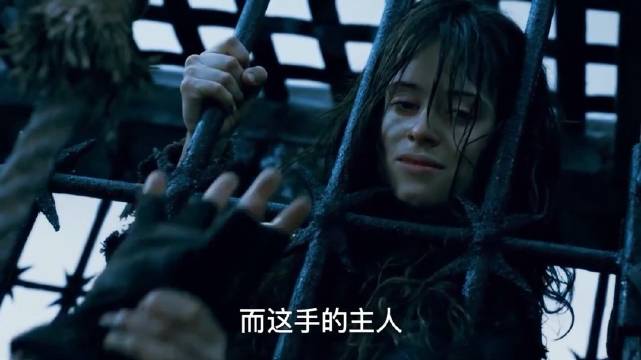 押送囚车的士兵险些坠崖，囚笼里的女巫成救命恩人