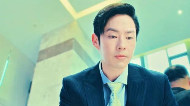 男人表面斯斯文文，实则是个狠人