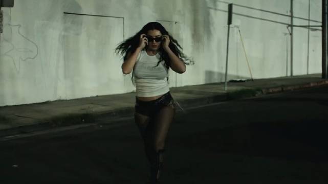 Charli XCX主演A24新片绚烂一刻原声Residue首爆MV！