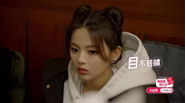 杨超越坐在监视器前看侯明昊拍戏，导演在旁边夸侯明昊的演技