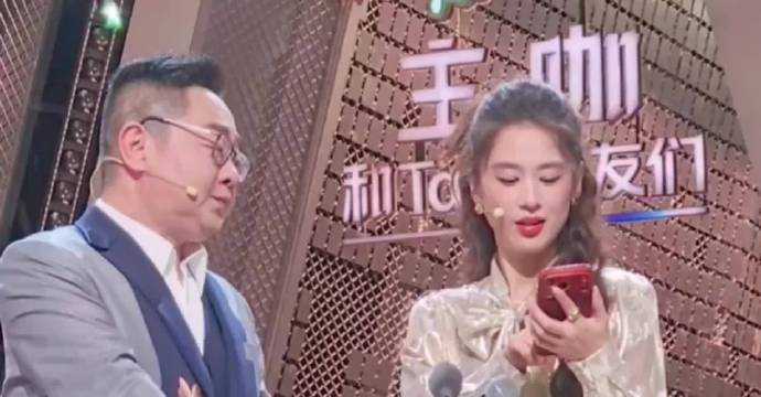 金莎备婚忙，黄圣依连线揭秘羽绒服求婚细节