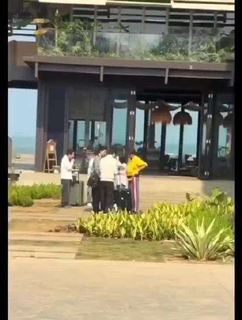 王鹤棣沈月武艺时隔8年合体录制亲爱的客栈