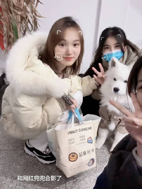 每天健身房门口可以撸小狗 想念我的宾利了