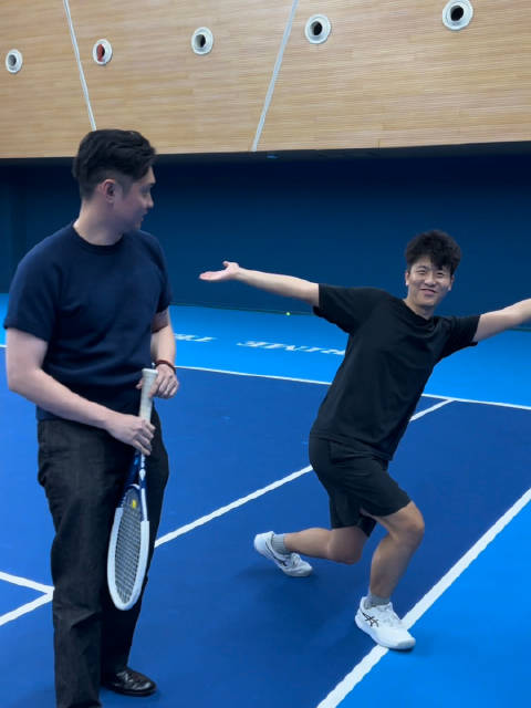 海龟汤教父开网球场，录播客前主播集体打球