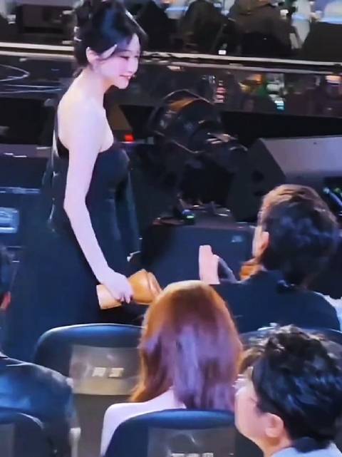 景甜黑裙露肩亮相盛典，优雅仪态成全场焦点