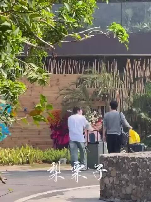 王鹤棣、沈月、武艺时隔8年合体录制《亲爱的客栈》，想想就很精彩！