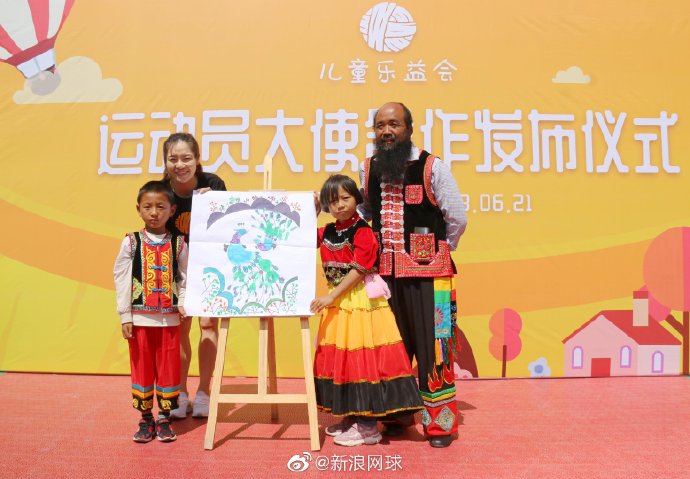 李娜提出的'冠军不是唯一标准'观点，是如何体现在她的育儿实践中的？