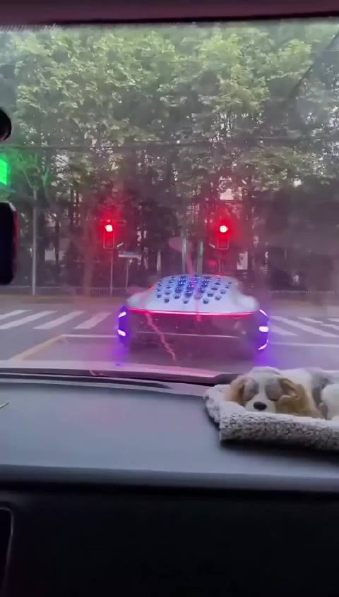 奔驰这个概念车怎么上路的？