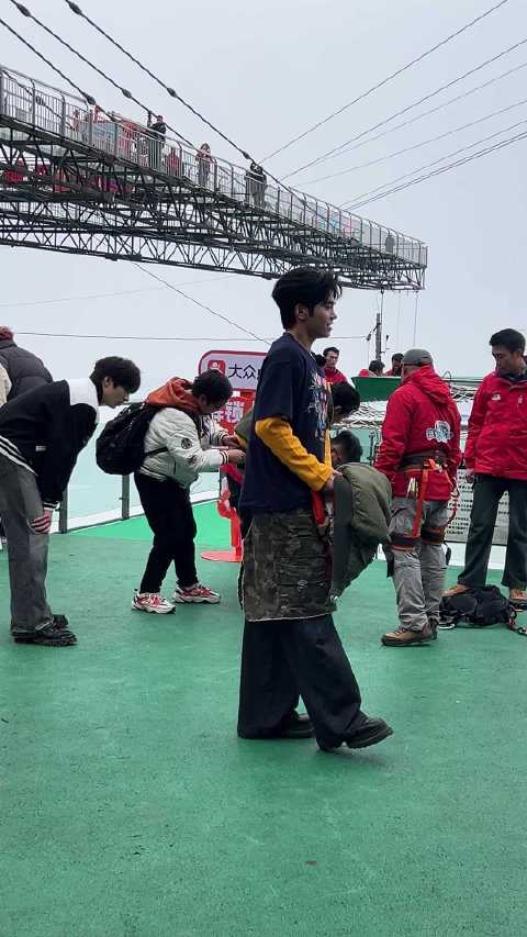 刘耀文撒娇邀于洋蹦极，获赞可爱