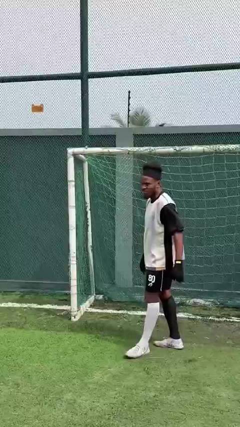 国外球迷模仿奥纳纳扑救与阿莫林摆战术板