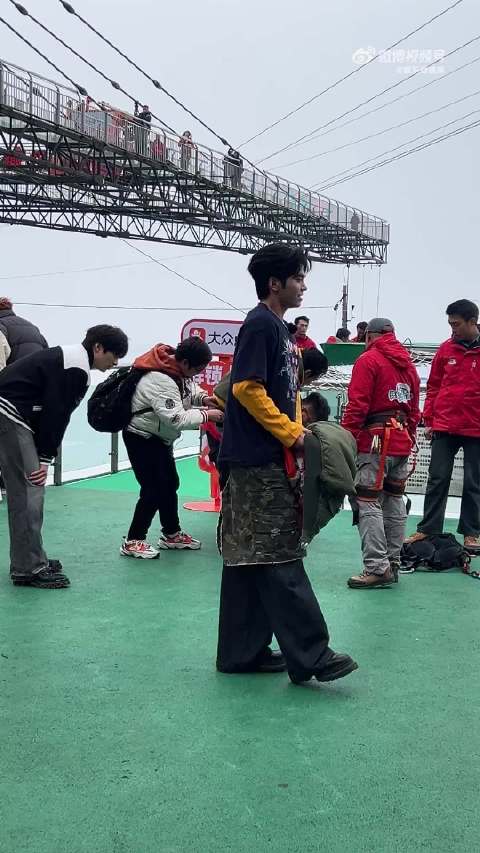 刘耀文蹦极索要李飞拖鞋引热议