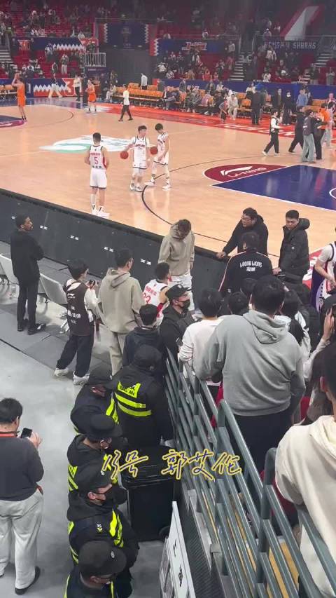 这就是巨星的魅力，艾伦走到哪，哪里就是他的主场