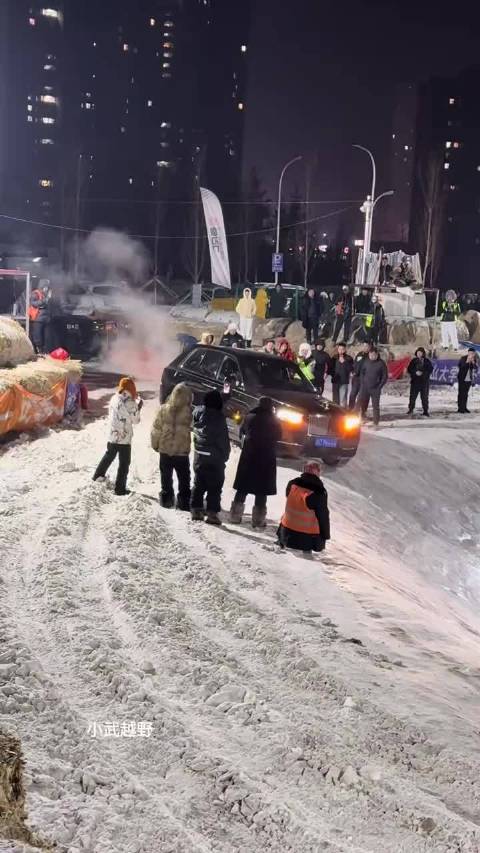 劳斯莱斯库里南冒险下冰锅引热议