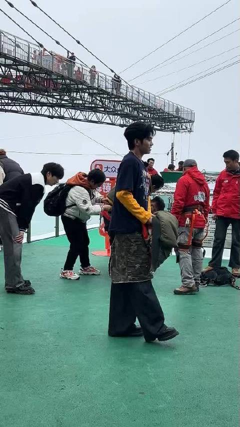 刘耀文跳完舞向李飞索要拖鞋引热议