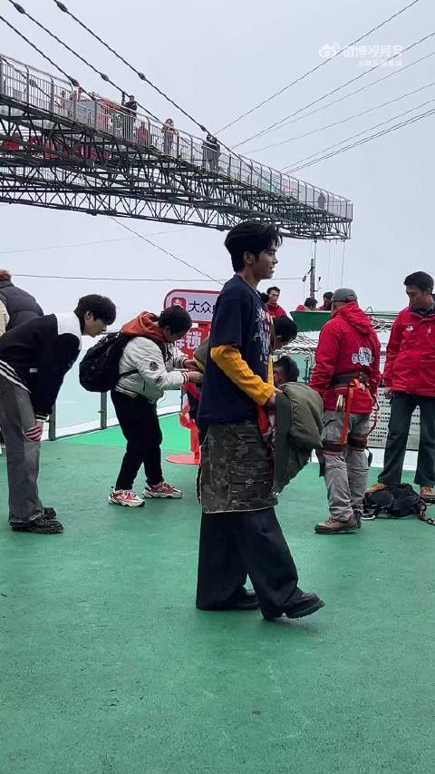 刘耀文蹦极喊话跳完要李飞拖鞋