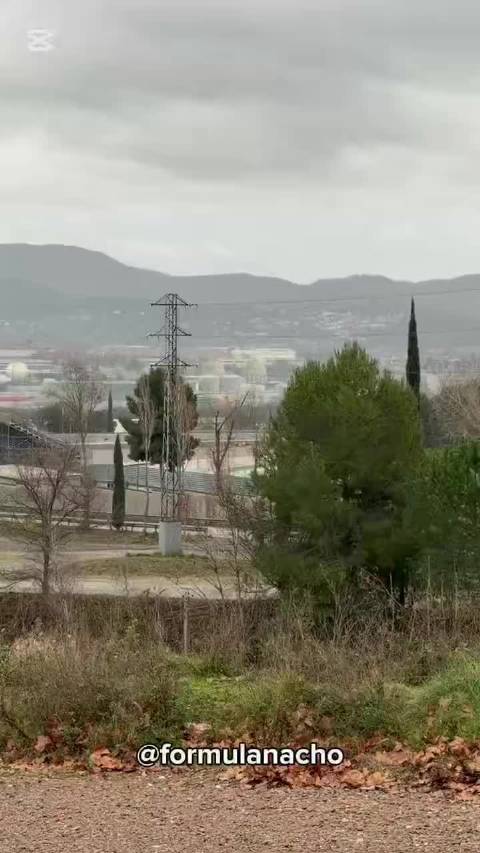 哈贾尔驾驶红牛赛车测试撞车，尾部受损变速箱或损伤