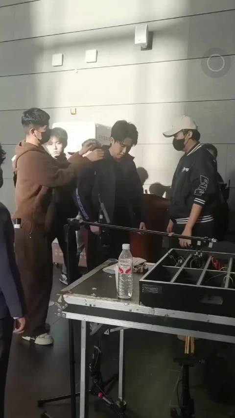 王楚钦邓亚萍同台出席活动，吴刚常远等明星助阵