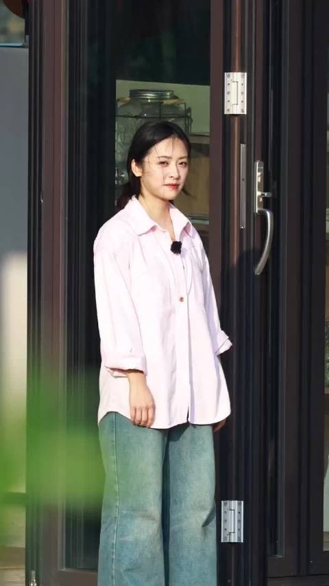 沈月低调现身被赞朴素敬业