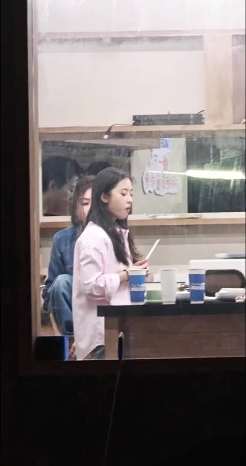 沈月吃饭直拍哈哈哈月月参加个综艺各个角度都来了