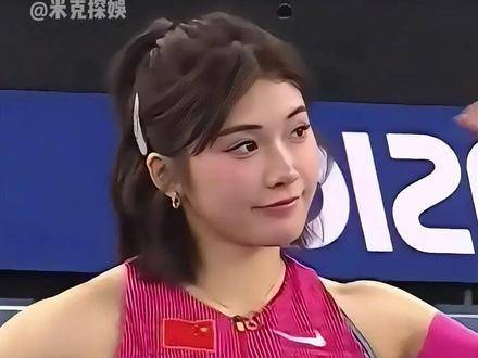 吴艳妮跨栏赛前标志性动作展现蓄势节奏