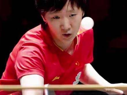 王曼昱负伤鏖战，力挫伊藤美诚！赛场数度按压肩部