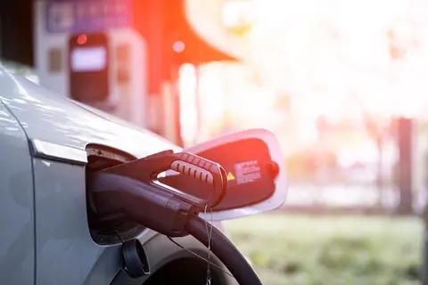 慢充vs快充终极对决：7kW慢充桩被嘲落后，普通人却用它撑起日常