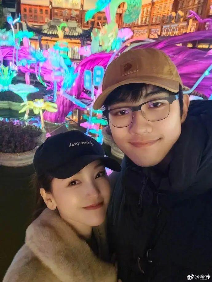 42岁金莎晒和男友孙丞潇甜蜜合影，两人曾因17岁年龄差引热议！