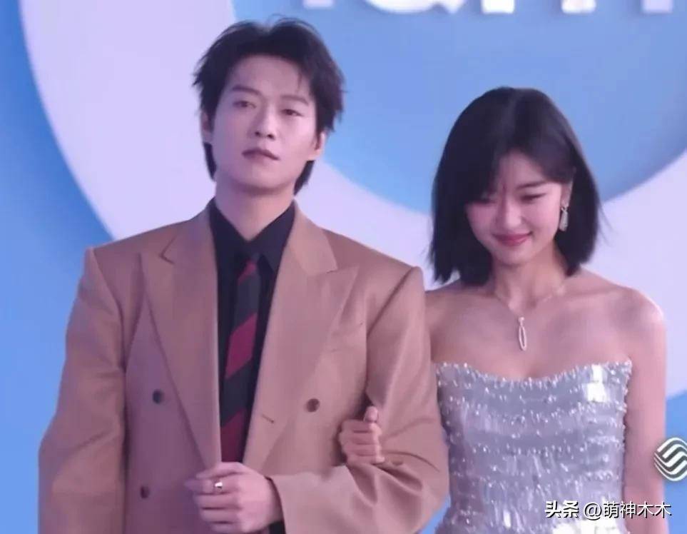 尖叫之夜修罗场！魏大勋不顾秦岚猛炒CP，跟杨幂同场撞色像情侣装_郭京飞_剧集_网友