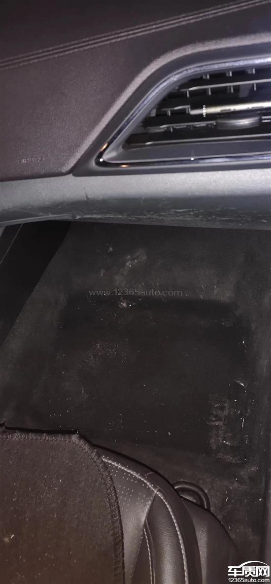 长安福特福睿斯车身漏水导致车内积水