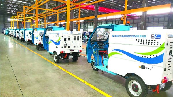 向新向绿 南充产新能源环卫车“火”出省