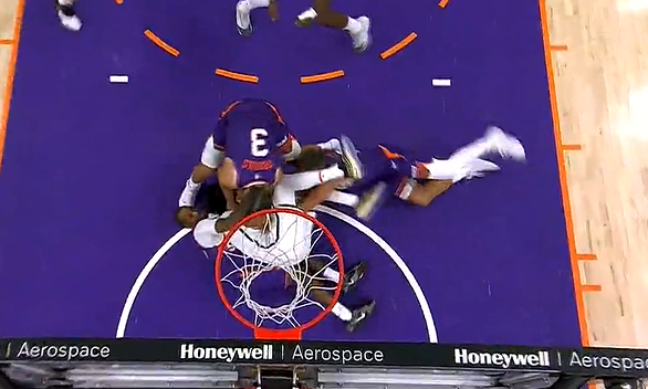 扎威布耶争抢地板球，杰明随后推倒狄龙&双方爆发大规模冲突